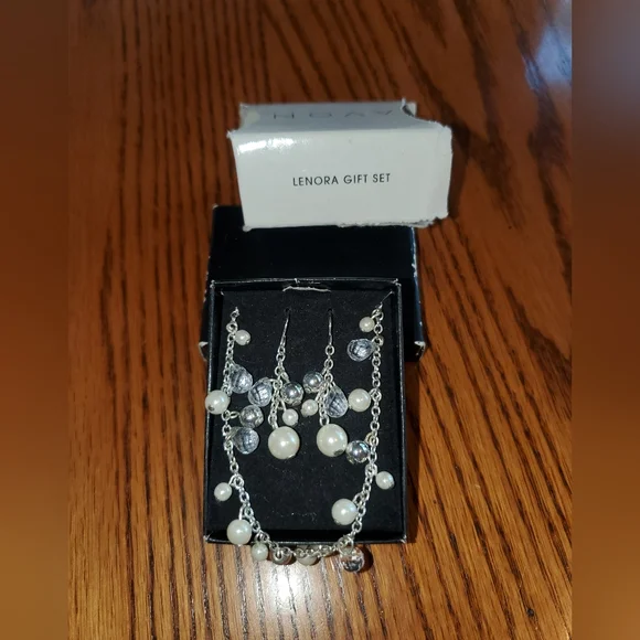 AVON Necklace and earring set. - Picture 3 of 4